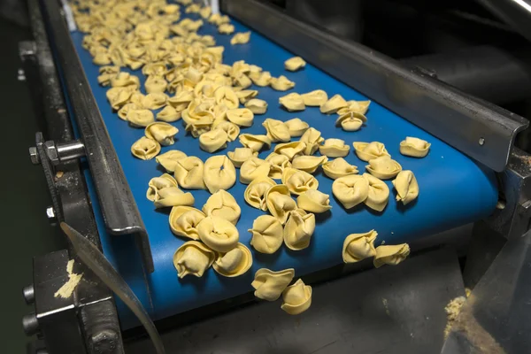 Linha de produção Tortellini Pasta — Fotografia de Stock