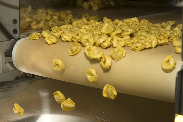 Tortellini Linea di produzione pasta — Foto Stock