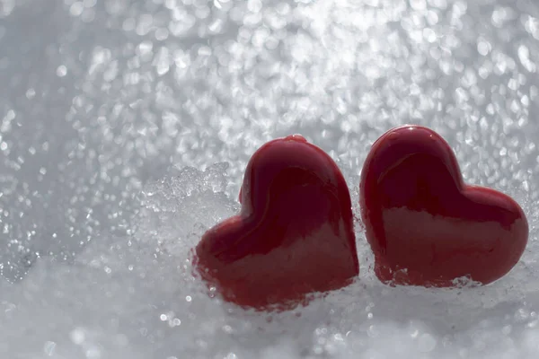 Zwei Herzen Schnee Valentinstag Und Februar Ein Paar Rote Herzen — Stockfoto