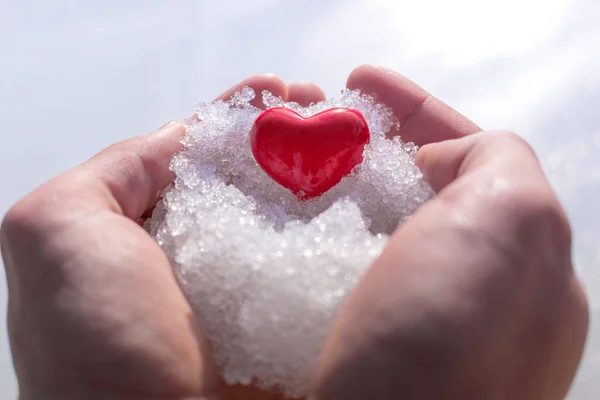 Herz Männerhänden Schnee Februar Valentinstag Ein Mann Hält Ein Herz — Stockfoto