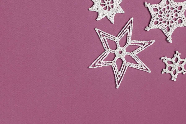 Haak Sneeuwvlok Geïsoleerd Roze Achtergrond Handgemaakte Decoratieve Gebreide Kleedje Sneeuwvlok — Stockfoto