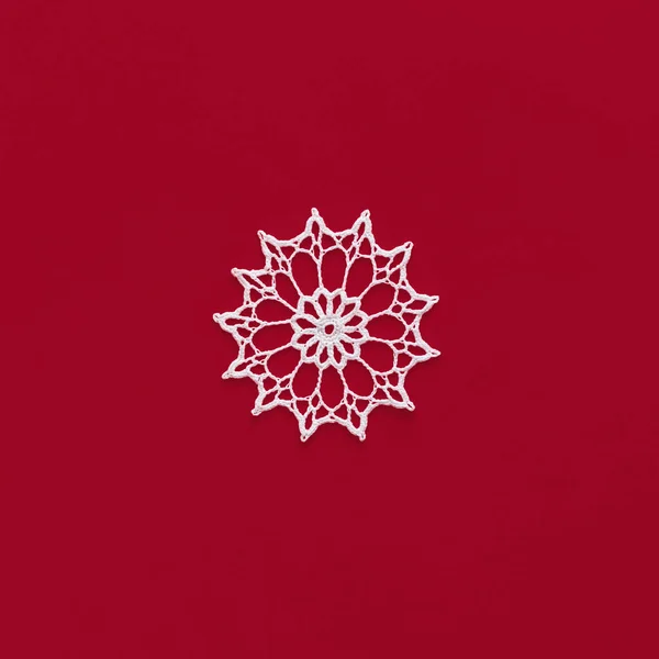 Häkeln Schneeflocke Isoliert Auf Rotem Hintergrund Handgestrickte Dekorative Deckchen Schneeflocke — Stockfoto