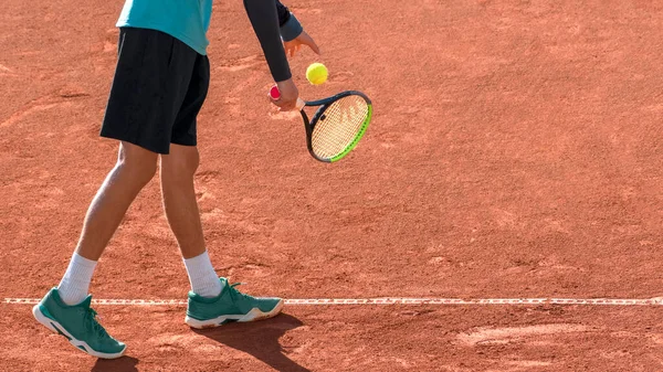 Kırmızı Kil Tenis Kortunda Profesyonel Tenisçi Servis Yapmaya Hazırlanıyor Tenis — Stok fotoğraf