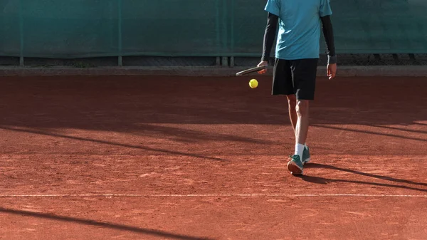 Jogador Tênis Quadra Barro Vermelho Prepara Para Servir Atleta Com — Fotografia de Stock