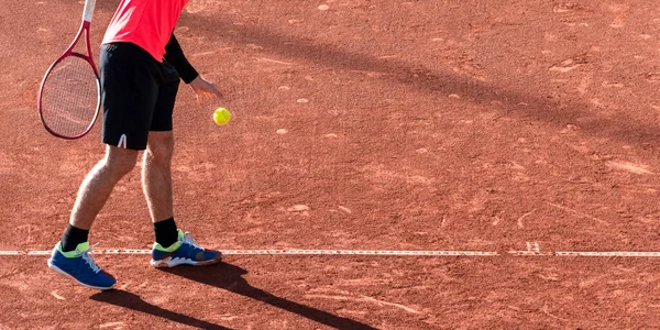 Tennisser Met Racket Bal Rode Klei Tennisbaan Bereidt Zich Voor — Stockfoto