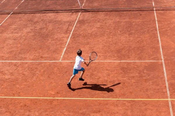 Junge Tennisspielerin Rennt Auf Einem Roten Sandplatz Einen Kurzen Ball — Stockfoto