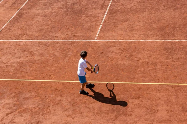 Tenniskind Bereit Für Den Dienst Auf Einem Roten Oder Orangefarbenen — Stockfoto