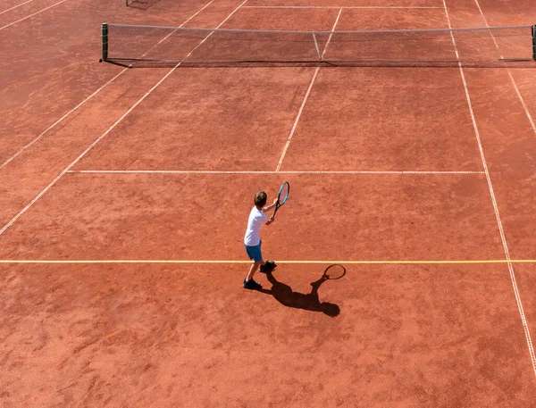 Kindjongen Tennisspeler Klaar Voor Dienst Een Rode Oranje Kleiveld Bovenaanzicht — Stockfoto