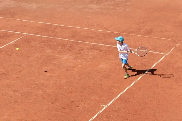 Erkek Tenisçi Kil Tenis Kortunda Oynuyor Çocuk Topa Odaklanarak Ters — Stok fotoğraf