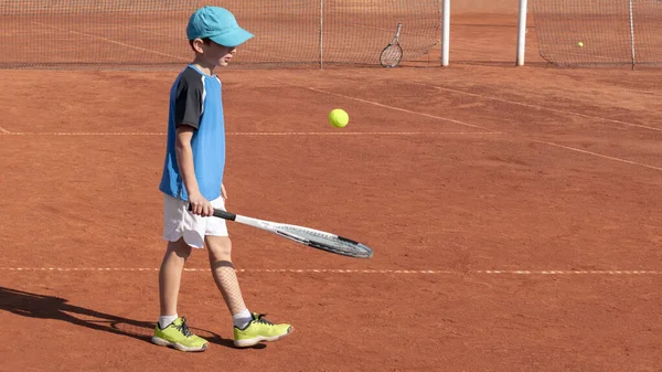 Kindertennisser Speelt Met Bal Racket Rode Klei Baan Kindersport Lichaamsbeweging — Stockfoto