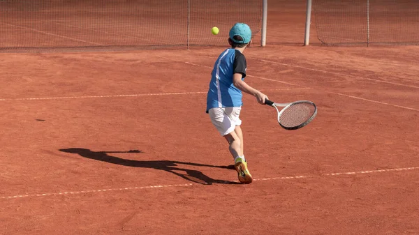 Kind Auf Dem Tennisplatz Junge Tennisspielerin Lernt Vorhand Schlagen Körperliche — Stockfoto