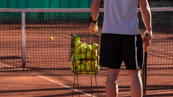 Tennis Coach Leidt Training Rode Klei Veld Mand Met Tennisballen — Stockfoto