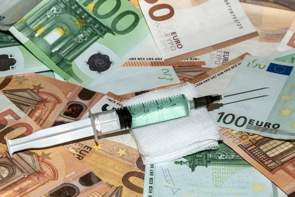 Corona aşısı ya da Covid-19 fiyatı ya da maliyet konsepti. Para banknotlarına şırınga enjekte etmek. Avrupa 'da Coronavirus aşısı faturaları. Küresel salgının sonu. Sıvı uyuşturucu ya da uyuşturucu