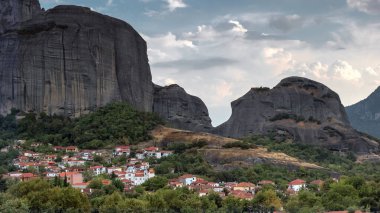 Meteora, Yunanistan 'ın merkezinde kaya oluşumu. Yüksek tepelerdeki eşsiz uçurumlar Ortodoks manastırlarıdır. UNESCO Dünya Mirasları Listesi. Kastraki, Kalabaka, Teselya. Bir yerleri görmeliyim. Panoramik görünüm