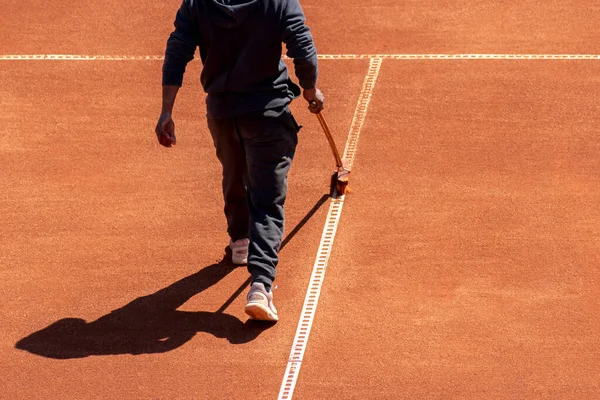 Klei Tennisbaan Reiniging Onderhoud Wedstrijd Voorbereiding Oppervlak Van Oranje Sportveld — Stockfoto