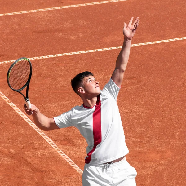 Junge Männliche Tennisspielerin Spielt Aufschlagball Auf Dem Sandplatz Beginn Des — Stockfoto