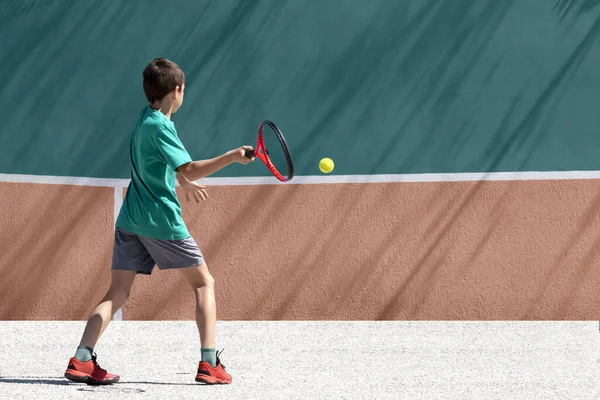 Kinderjongen Tennisser Speelt Alleen Tennis Oefent Slagtechniek Traint Tegen Muur — Stockfoto