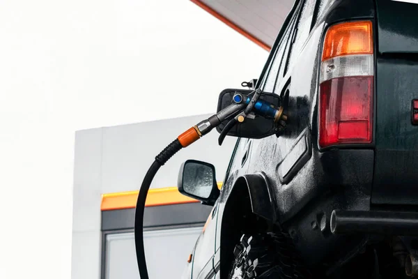 Tankowanie Pojazdów Terenowych Dyszą Paliwową Stacji Benzynowej Deszczowe Dni Napełnianie — Zdjęcie stockowe