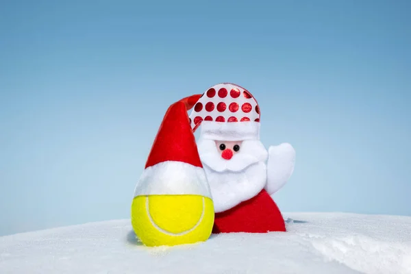 Kerstman Tennisbal Rode Kerstmuts Witte Sneeuw Winterdag Vrolijk Kerstfeest Gelukkig — Stockfoto