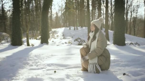 女儿在雪地的森林里亲吻妈妈。侧视图. — 图库视频影像