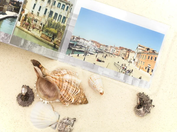 Das Fotobuch mit Blick auf Europa und einer Herzmuschel — Stockfoto