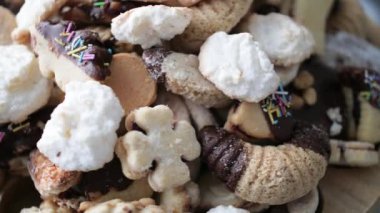 Noel tatlılarına yakın çekim. Noel tatlıları kendi ekseni etrafında döner..