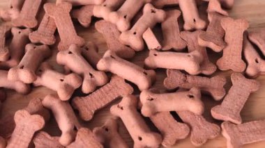 Kurabiye, köpek bisküvisi, köpek maması, ahşap masadaki köpek maması. Böyle bir video.