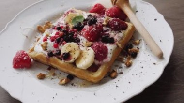 Böğürtlenli waffle ve bal dönüşümlü 4K video.