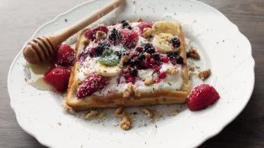 Waffles.K video görüntülerinde rendelenmiş hindistan cevizi taneleri..