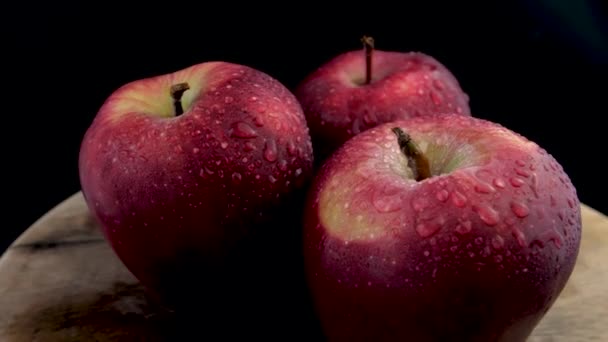 Studio Zátiší Třemi Červenými Jablky Záběry Čerstvá Červená Jablka Kapkami — Stock video