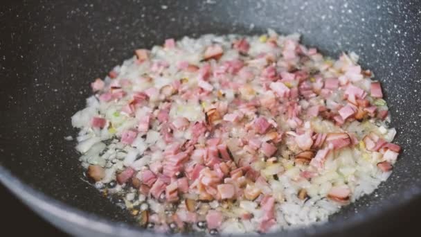 Domuz Pastırmalı Kızarmış Soğan Mutfakta Tavada Kızartılmış Pastırmalı Doğranmış Soğan — Stok video