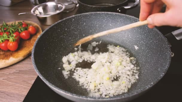 Smażona Cebula Naczynia Footage Close Kawałki Cebuli Smażone Patelni Kuchni — Wideo stockowe
