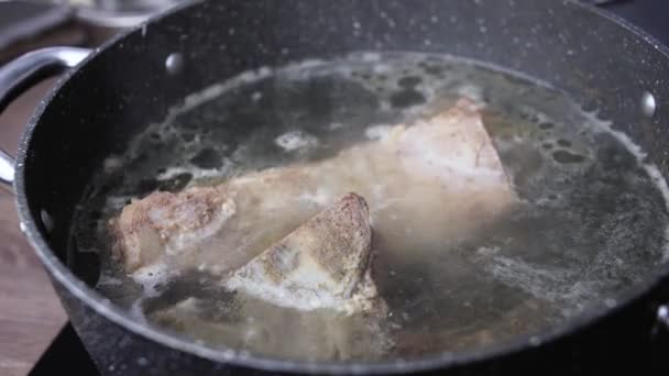 Gotowanie Wołowiny Czarnym Garnku Desce Indukcyjnej Kuchni Pyszne Bulion Wołowy — Wideo stockowe