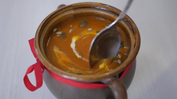 세라믹 수프를 휘젓고 숟가락을 가까이 닫는다 — 비디오