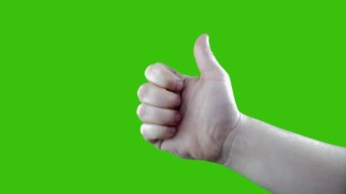 Yeşil zemin üzerinde başparmaklar yukarı. Krom anahtar yeşil ekran arka planda izole baş parmak işareti gösteren bir adamın yakın çekim eli.. 