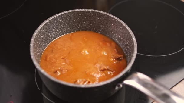 Cozinhando Carne Bovina Goulash Indução Cozinhando Carne Bovina Goulash Uma — Vídeo de Stock