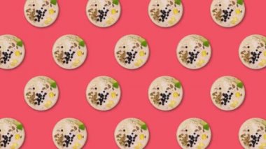 Sağlıklı kahvaltı müsli arkaplan görüntülerinin dönüşümlü karışımı. Kırmızı arka planda sağlıklı kahvaltı müsli deseni. Sağlıklı kahvaltı soyut arka plan.