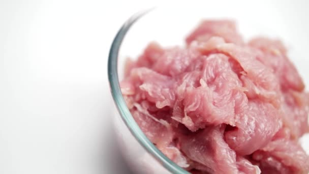 Carne Tacchino Cruda Una Ciotola Vetro Isolato Sfondo Bianco Cubetti — Video Stock