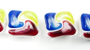 Bulaşık makinesi için beyaz arka planda Deterjan yakın plan. 4K görüntü 