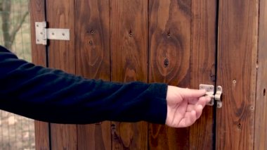 Adam ahşap tütsüleme evini sosisli tütsüleme evi ve 4K video kaseti açtı.