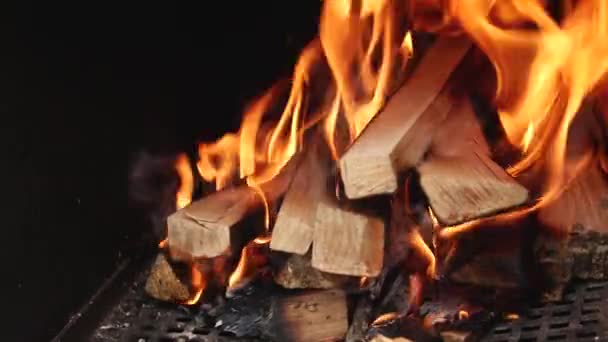 燃える火で煙の家の暖炉 4Kビデオ Smokehouseの暖炉の映像 — ストック動画