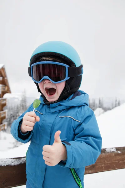 Glücklicher Junge Mit Helm Brille Und Blauem Overall Skigebiet Aktive — Stockfoto