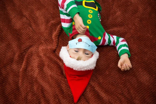 Băiat Mic Costum Elf Fata Lui Amuzant Masca Medicala Protectie — Fotografie, imagine de stoc