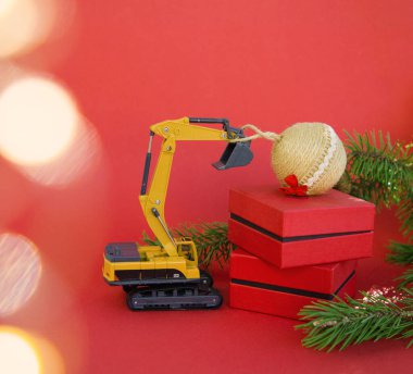 Sevimli beyaz köpek yavrusu hafif bir halıda yatıyor. Etrafında Noel hediyeleri, bir Noel Baba şapkası ve hediye kutuları var. Kış tatiline hazırlanıyorum. Favori evcil hayvanlar