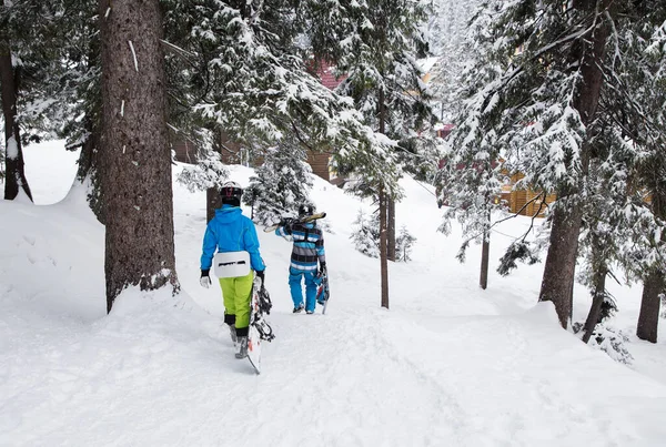 Két Felismerhetetlen Amatőr Snowboardos Meleg Fényes Hegyi Overálban Snowboardokkal Sétál — Stock Fotó