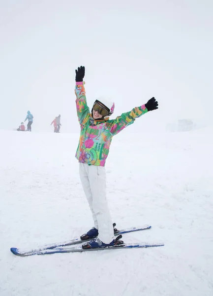 Ένα 16Χρονο Όμορφο Κορίτσι Χαρούμενη Διάθεση Κάνει Σκι Στην Πλαγιά — Φωτογραφία Αρχείου