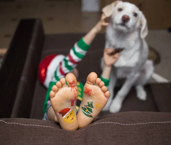 Disegni Capodanno Disegnati Piedi Nudi Bambino Sdraiato Testa Giù Divano — Foto Stock