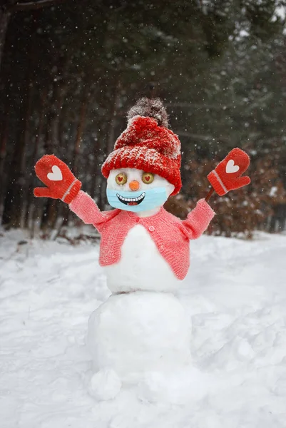 Счастливый Снеговик Красной Вязаной Шляпе Свитере Варежках Медицинской Маске Нарисованной — стоковое фото