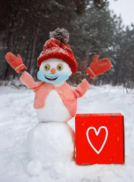 Счастливый Снеговик Красной Вязаной Шляпе Куртке Рукавицах Медицинской Маске Нарисованной — стоковое фото