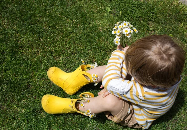 Niño Irreconocible Botas Goma Amarillas Con Ramo Margaritas Sienta Hierba — Foto de Stock